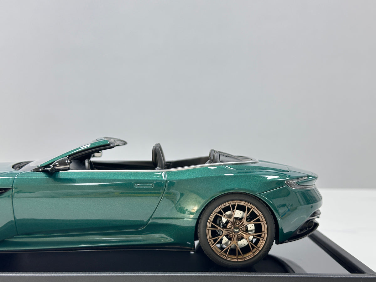 MOTORHELIX 1/18 Aston Martin DB12 Volante (Convertible) - Cinnabar Green - MH394