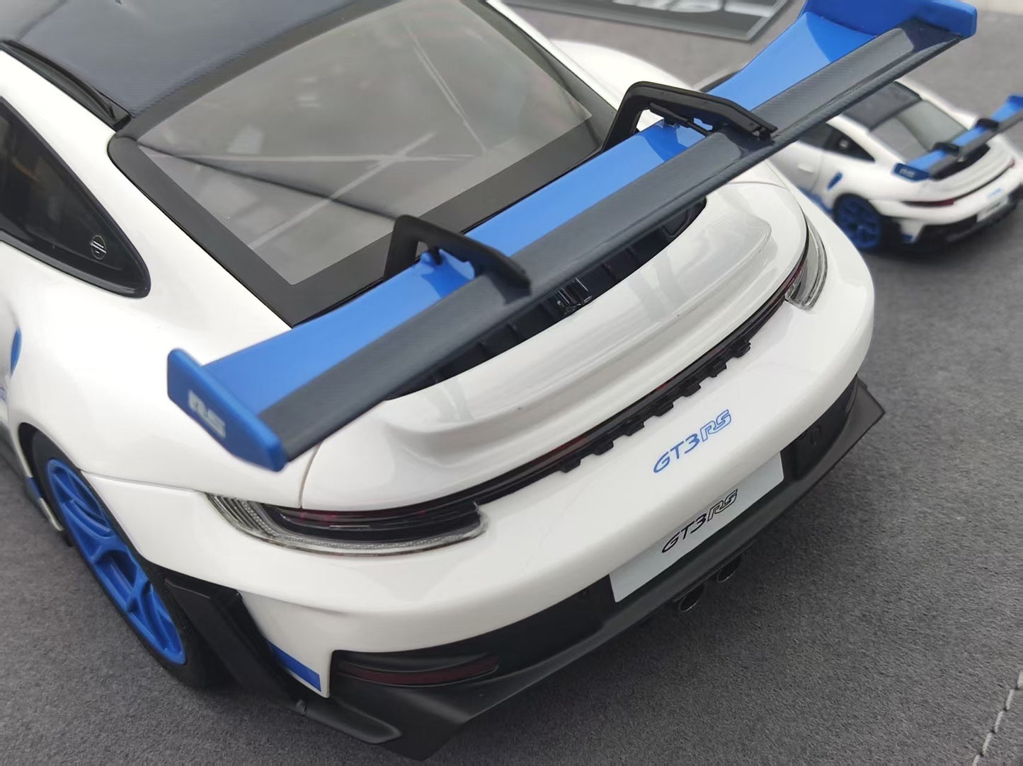 TIMOTHY&PIERRE 1/18 Porsche 911 GT3RS Sonderwunsch White with Blue Carbon TP189