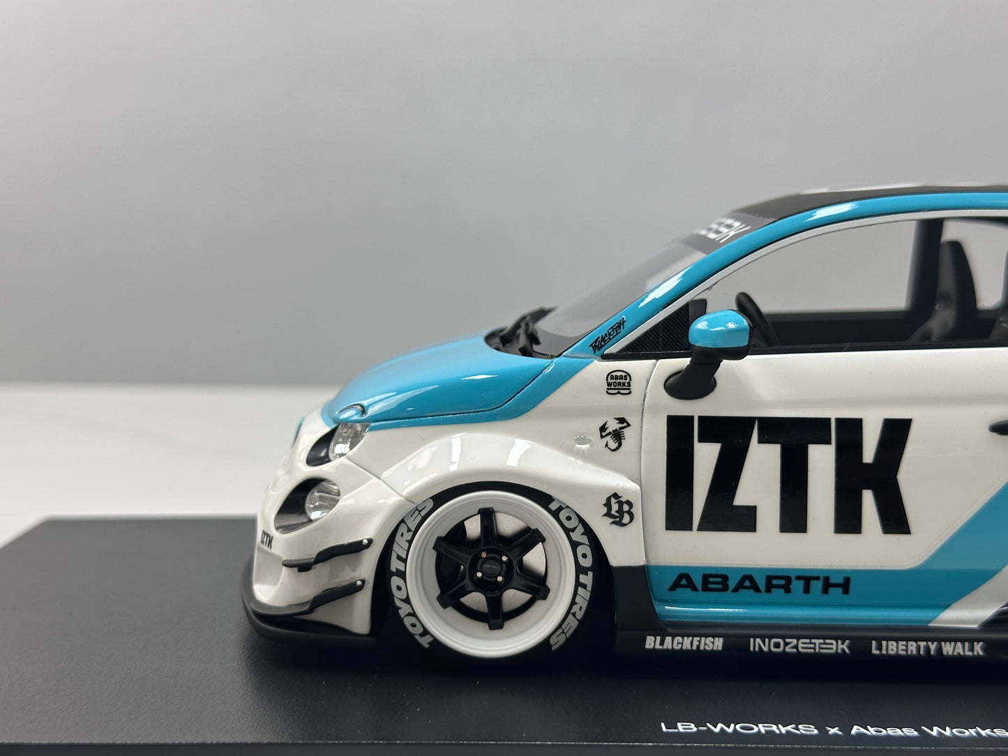 Topspeed 1/18 LB-WORKS x Abarth Works IZTK Abarth 95 – Blue & White Livery (TS0623)