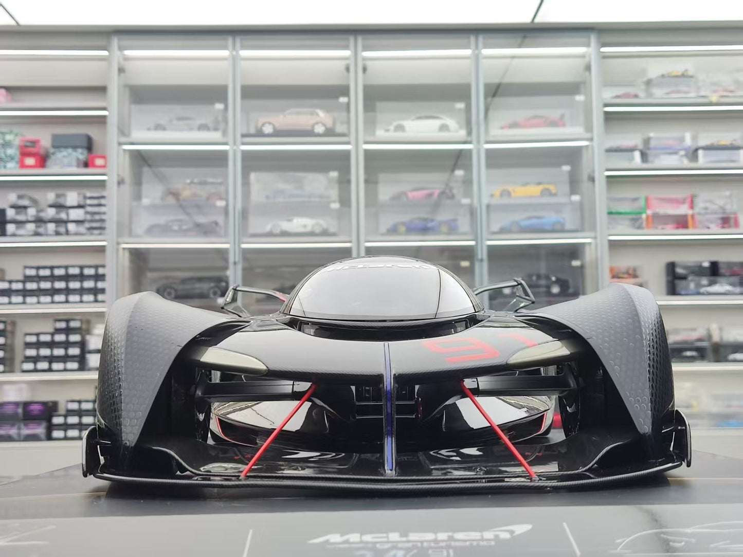 Amalgam 1/8 McLaren Ultimate Vision Gran Turismo - Signature Edition M5955-24