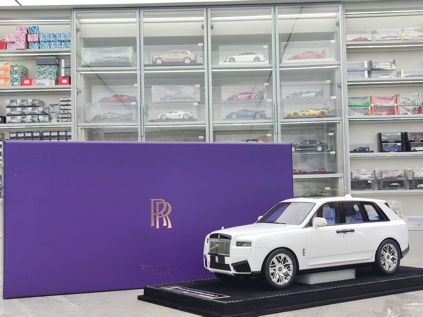 HH Model 1/18 Rolls-Royce Cullinan Cosmic Laser Color-Changing White HH543