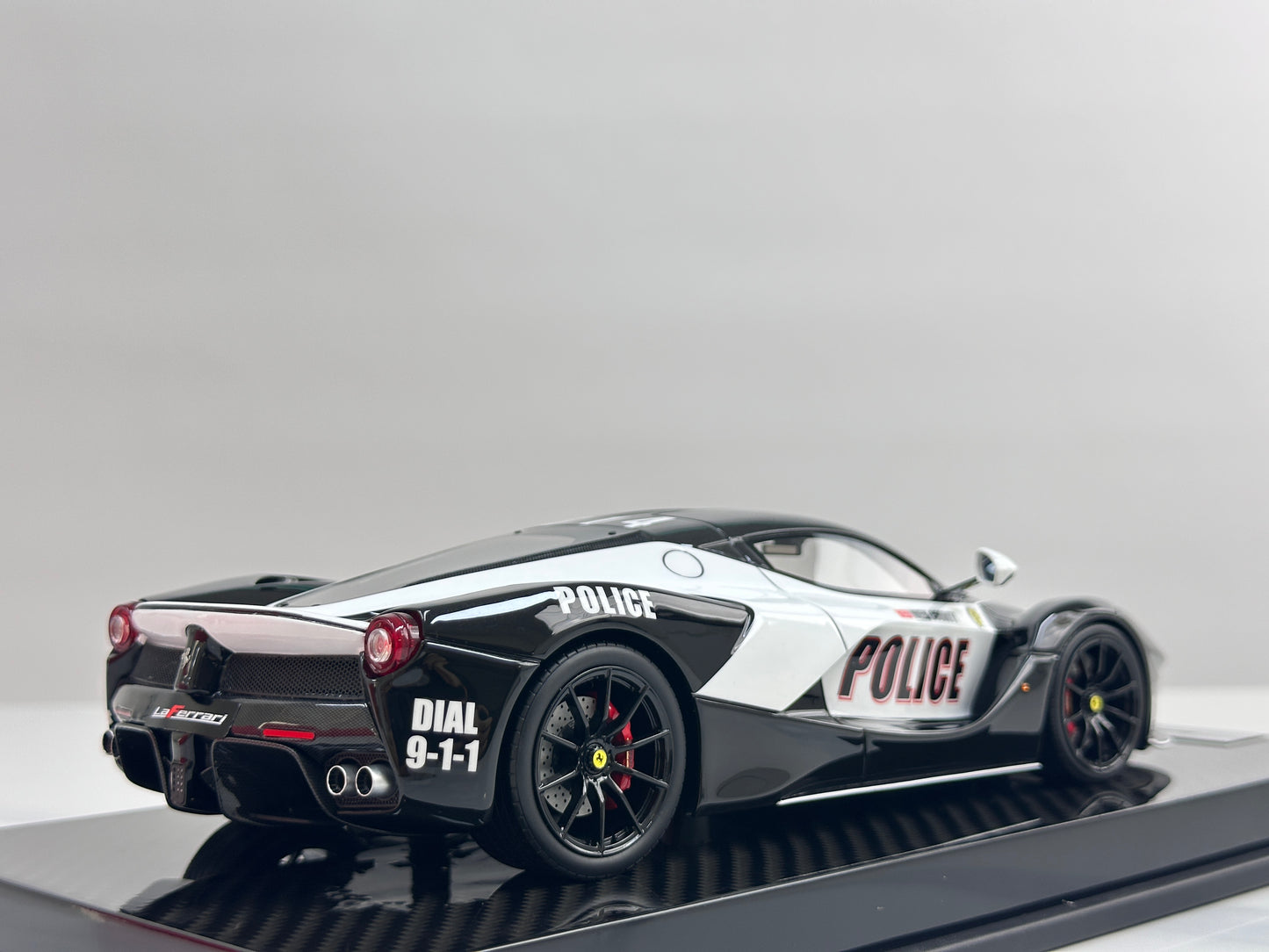 GAVIN + ZigzagYoungste 1:18 Ferrari LaFerrari — Gloss Black Police Livery (GA006)
