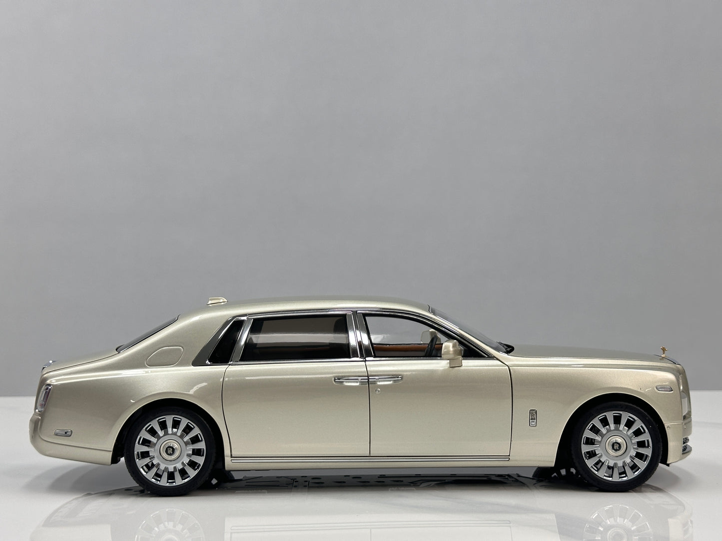 ZP 1/18 Rolls-Royce Phantom VIII (Gold Badge / Leather Suitcase Edition) – Champagne Gold (ZP116)
