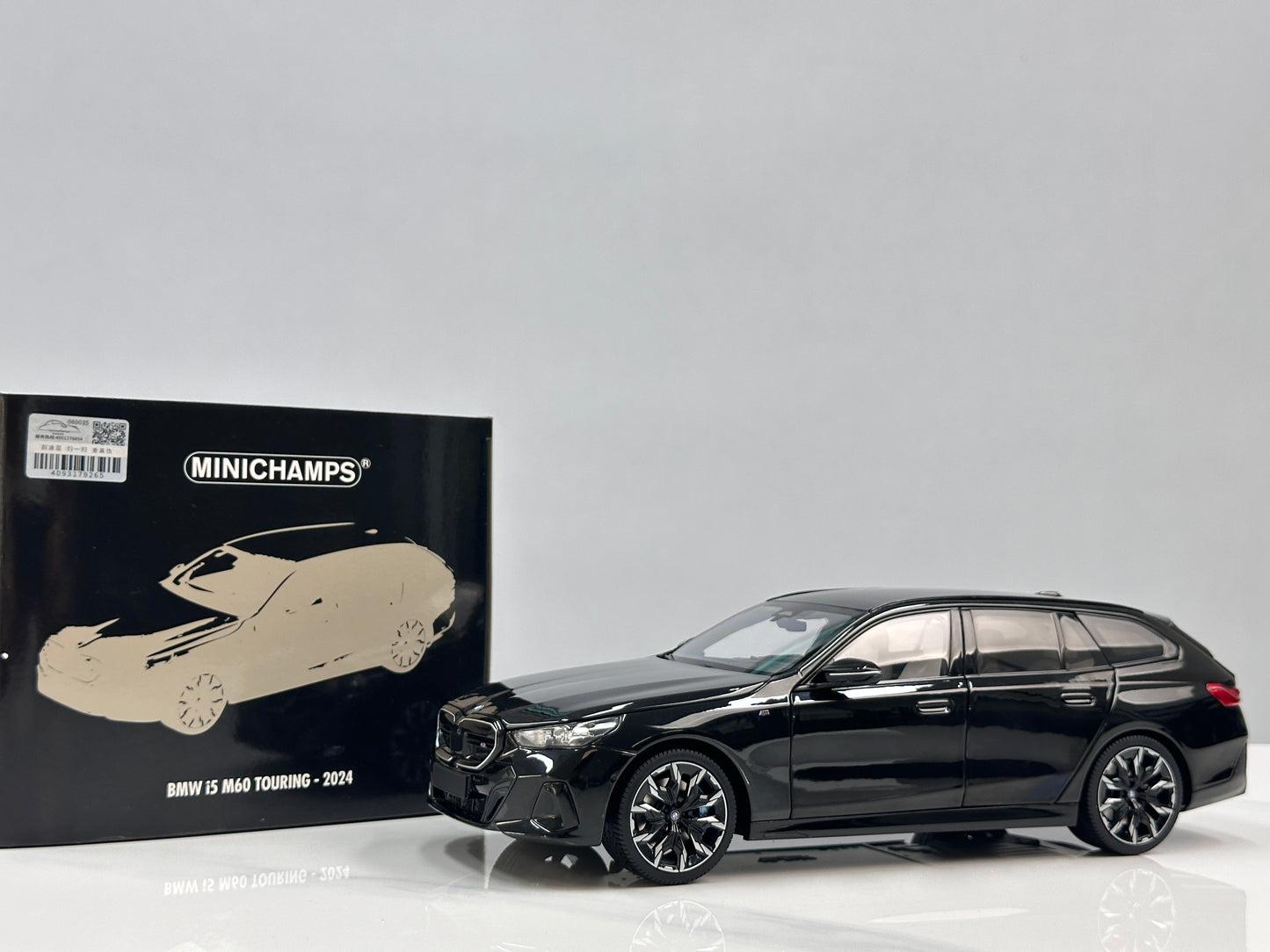 MINICHAMPS 1/18 BMW i5 M60 Touring 2024 Metallic Black 110023602
