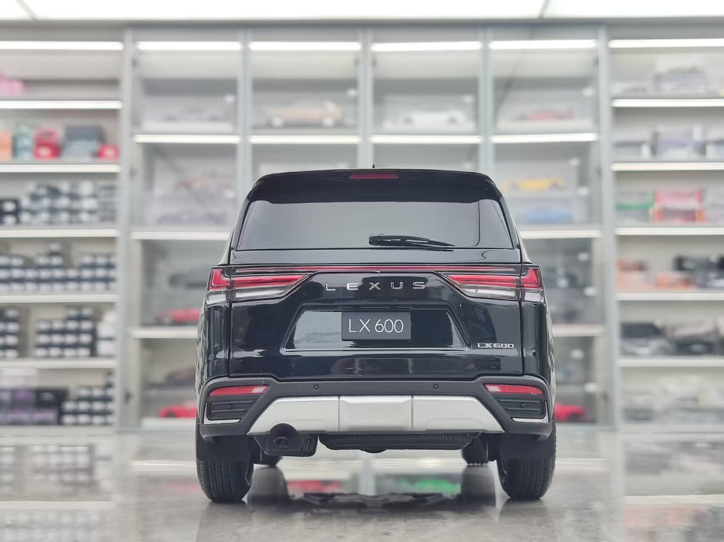 LCD 1/18 Lexus LX600 Black LCD124