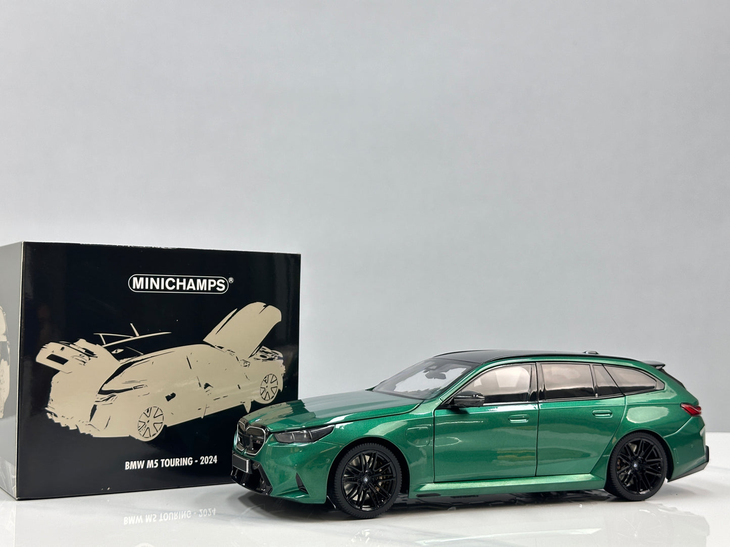 MINICHAMPS 1/18 BMW M5 Touring (2024) – Metallic Green (110023902)