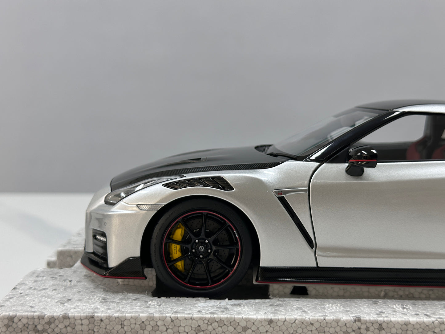 MOTORHELIX 1/18 Nissan GT-R NISMO (R35) Special Edition 2022 Ultimate Metallic Silver MH368