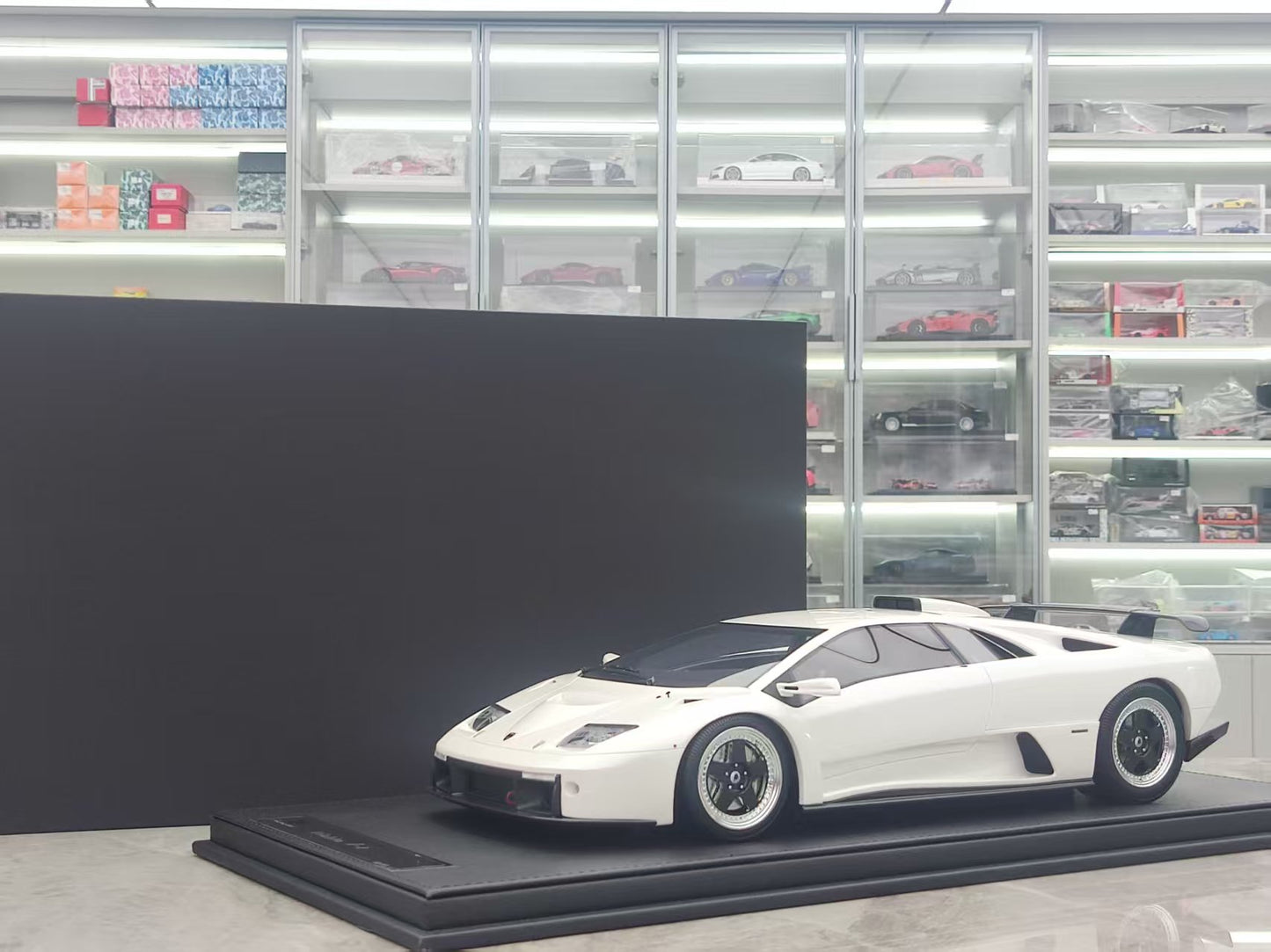 GL 1/12 Lamborghini Diablo GT Pearl White JS-GL007