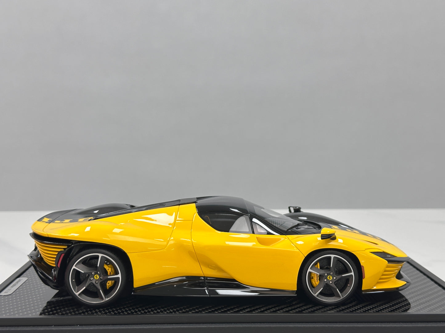 BBR 1:18 Ferrari Daytona SP3 (Red Box Edition) – Modena Yellow + Black Carbon Fiber (P18224TMOCH)