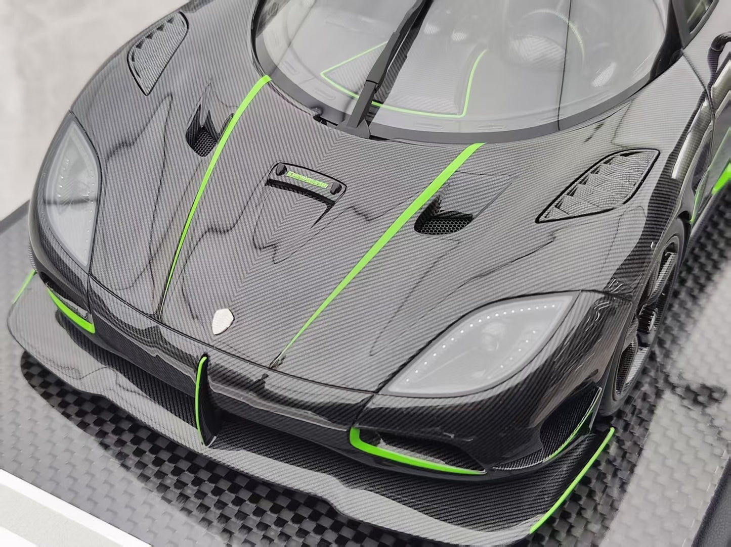 VMB 1/18 Koenigsegg Agera R+ Full Carbon Green Stripe VMB055