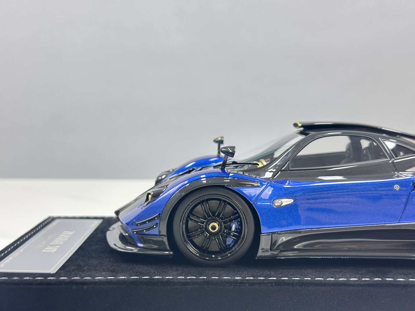HH Model 1/18 Pagani Zonda Blue & Black Carbon Fiber HH675