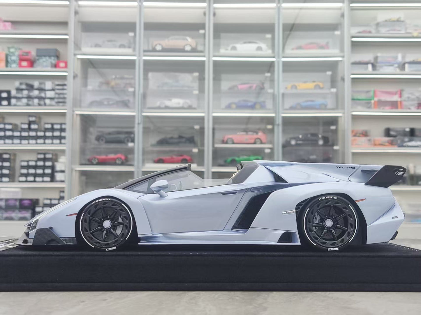HH Model 1/18 Lamborghini Veneno Roadster, Silver Blue, HH561