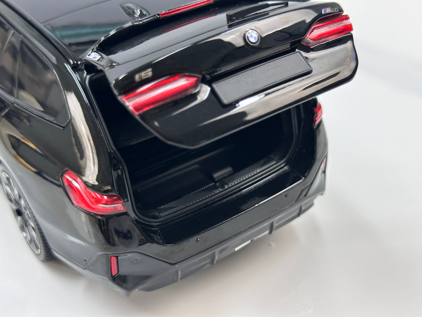 MINICHAMPS 1/18 BMW i5 M60 Touring 2024 Metallic Black 110023602