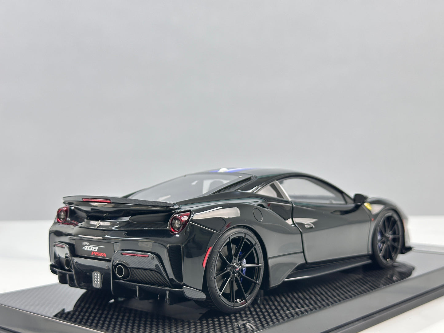 DM Pro 1:18 Ferrari 488P – Black Base, Style F – Black – Fully Opening Resin Model (DGP006B)