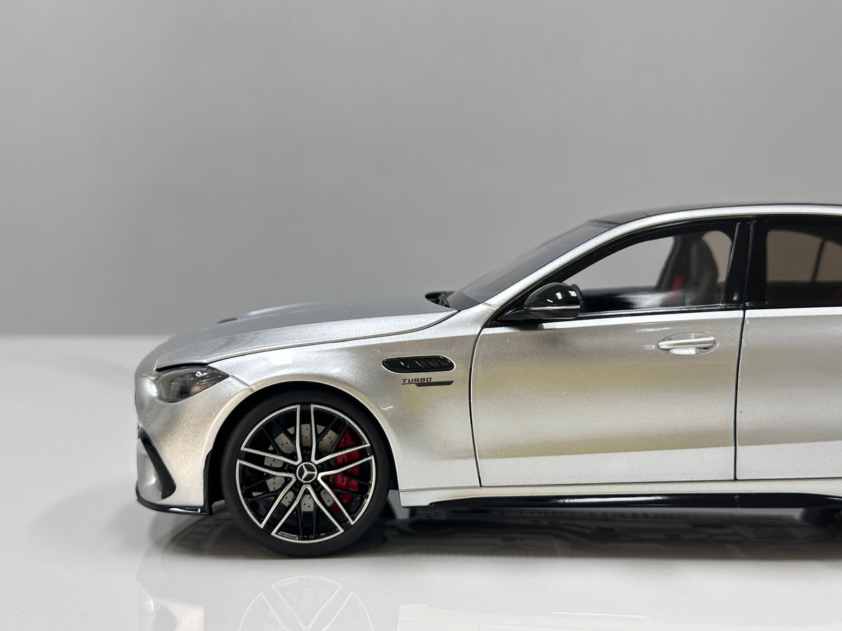 NZG 1/18 Mercedes-AMG C63 S E Performance – Tech Silver (111200055)