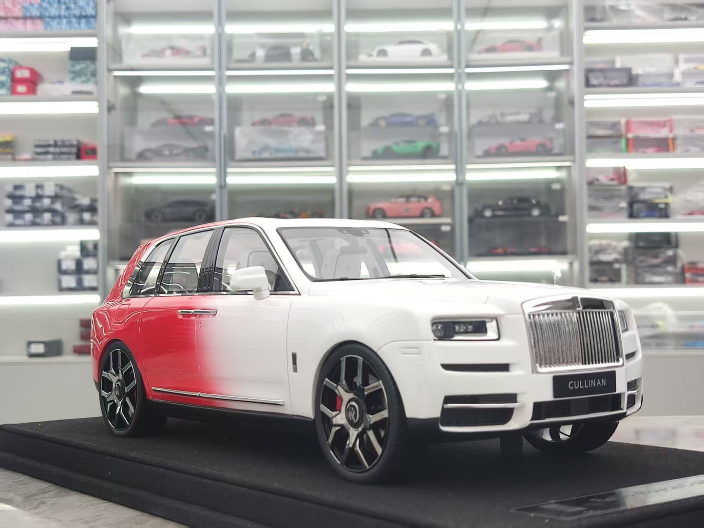 GL 1/18 Rolls-Royce Cullinan Red and White Resin Model JS-GL037