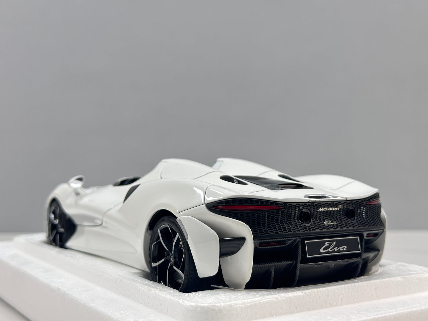 LCD 1/18 McLaren Elva Die-cast Model – Pearl White with Blue Interior (LCD18015-WH)