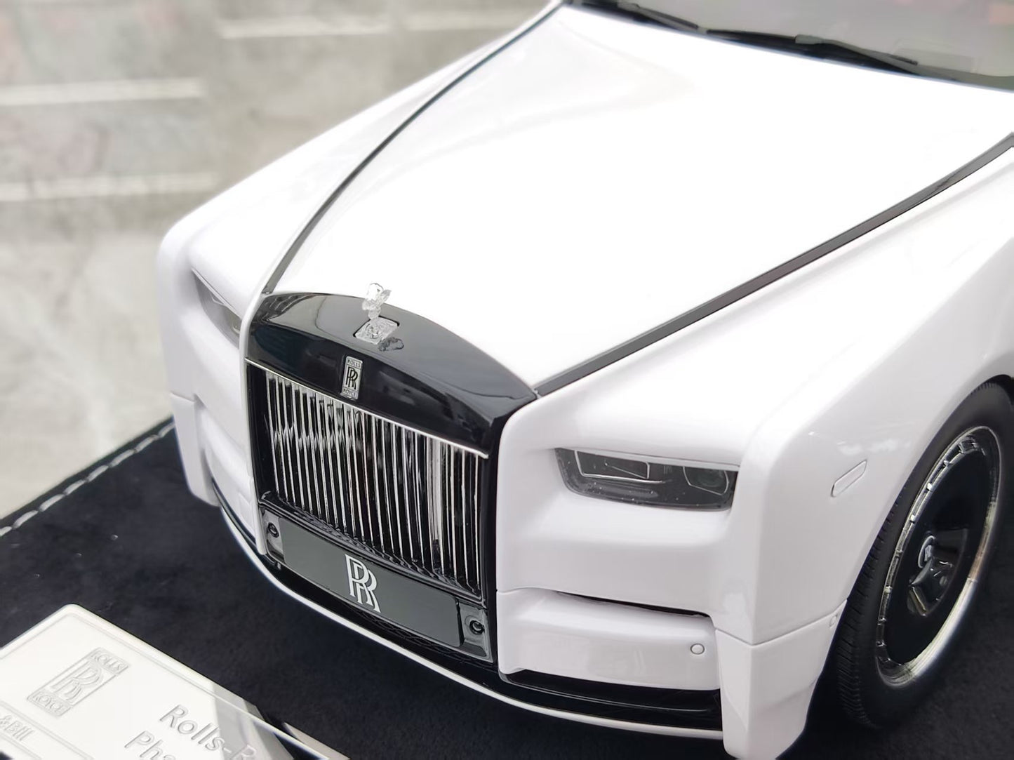HH Model 1/18 Rolls-Royce Phantom Series II Black and White Panda Colorway HH537