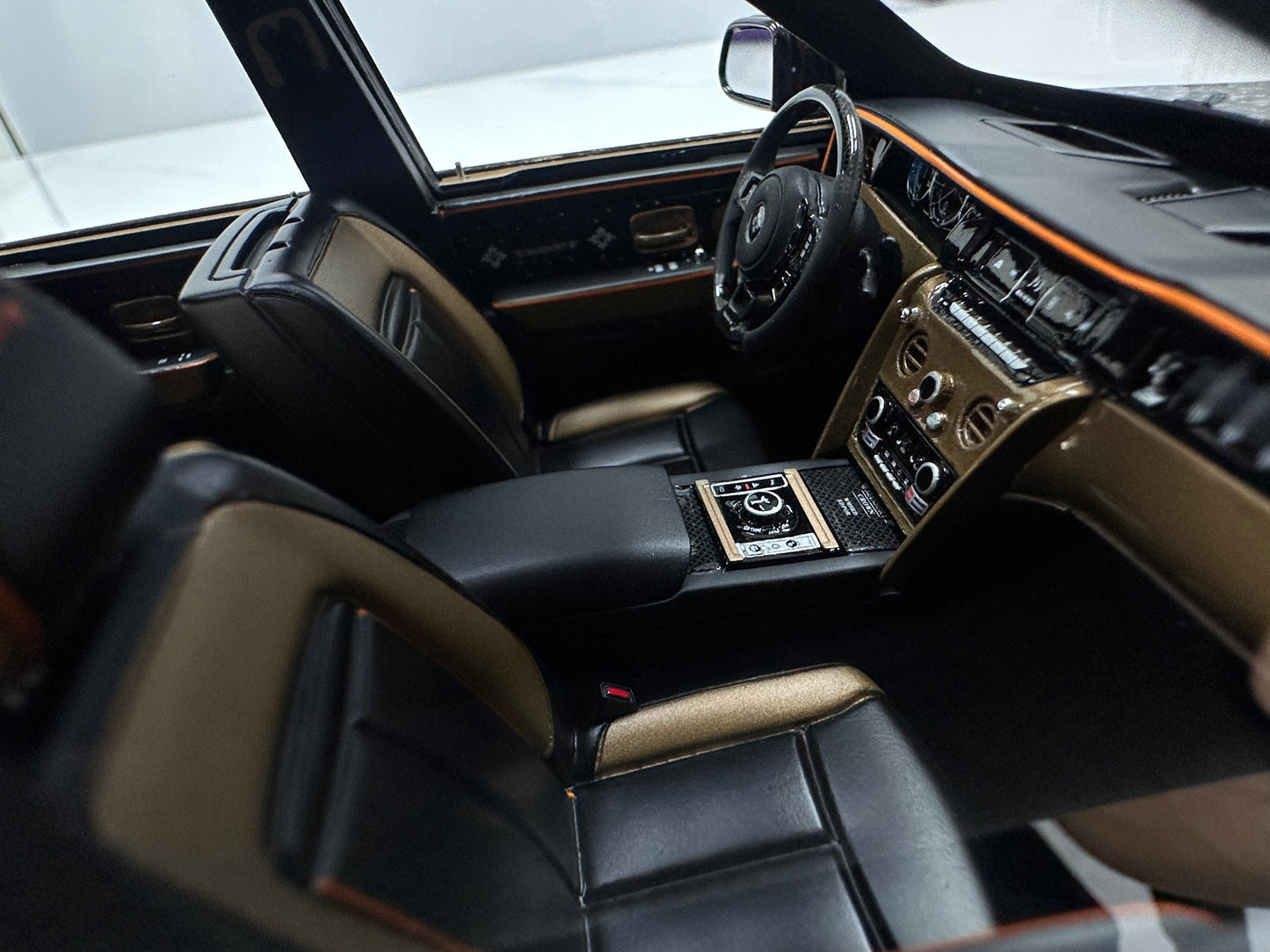 HH MODEL 1/18 Rolls-Royce Cullinan Series II MANSORY – Piano Black / Gold Plated (HH699)