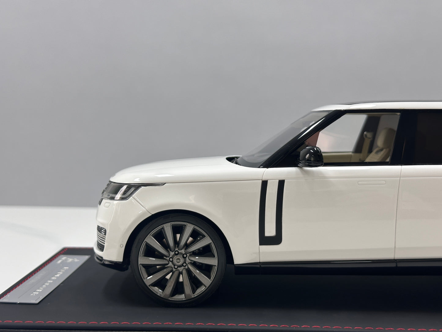 BBA MODEL 1/18 Land Rover Range Rover Autobiography Long Wheelbase White BBA070