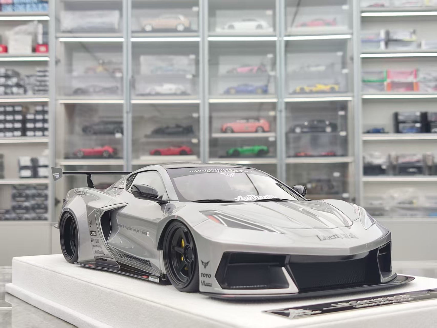 BBA MODEL 1/18 Corvette C8 LB Widebody Modified, Tungsten Silver BBA037