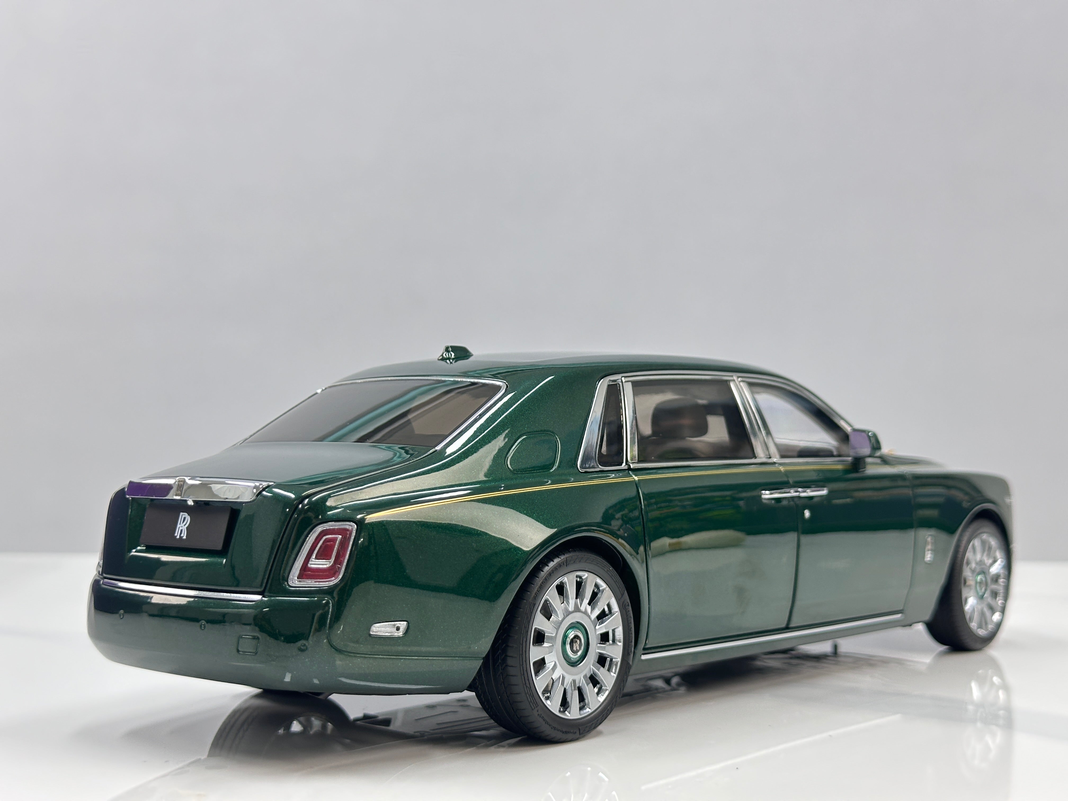 ZP 1/18 Rolls-Royce Phantom VIII (Gold Badge / Leather Suitcase