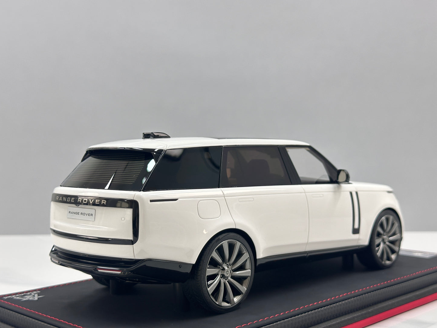 BBA MODEL 1/18 Land Rover Range Rover Autobiography Long Wheelbase White BBA070