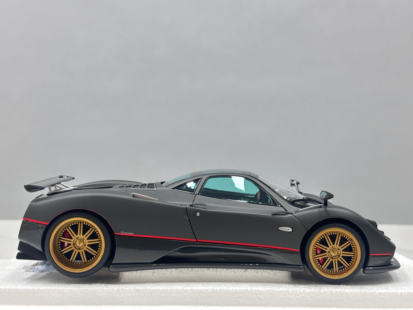 AR 1/18 Pagani Zonda F - 2005 Model - Matte Carbon Black with Red Stripes 850411001