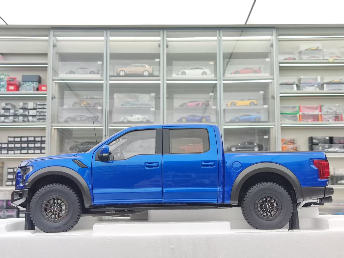 AUTO Art 1/18 Ford F-150 RAPTOR SUPERCREW 2019 Blue 72949