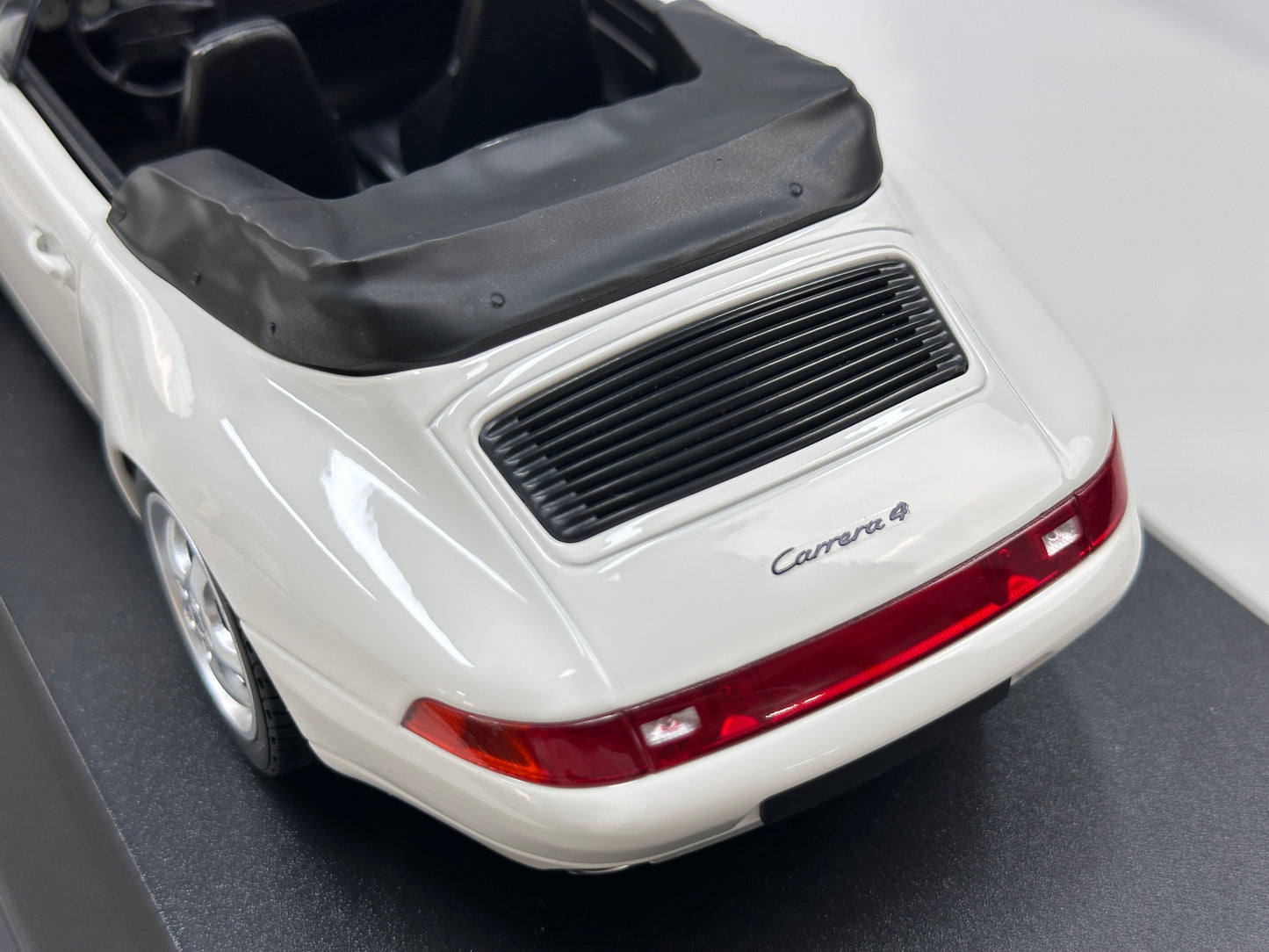 MINICHAMPS 1/18 Porsche 911 (993) Cabriolet White 155061131