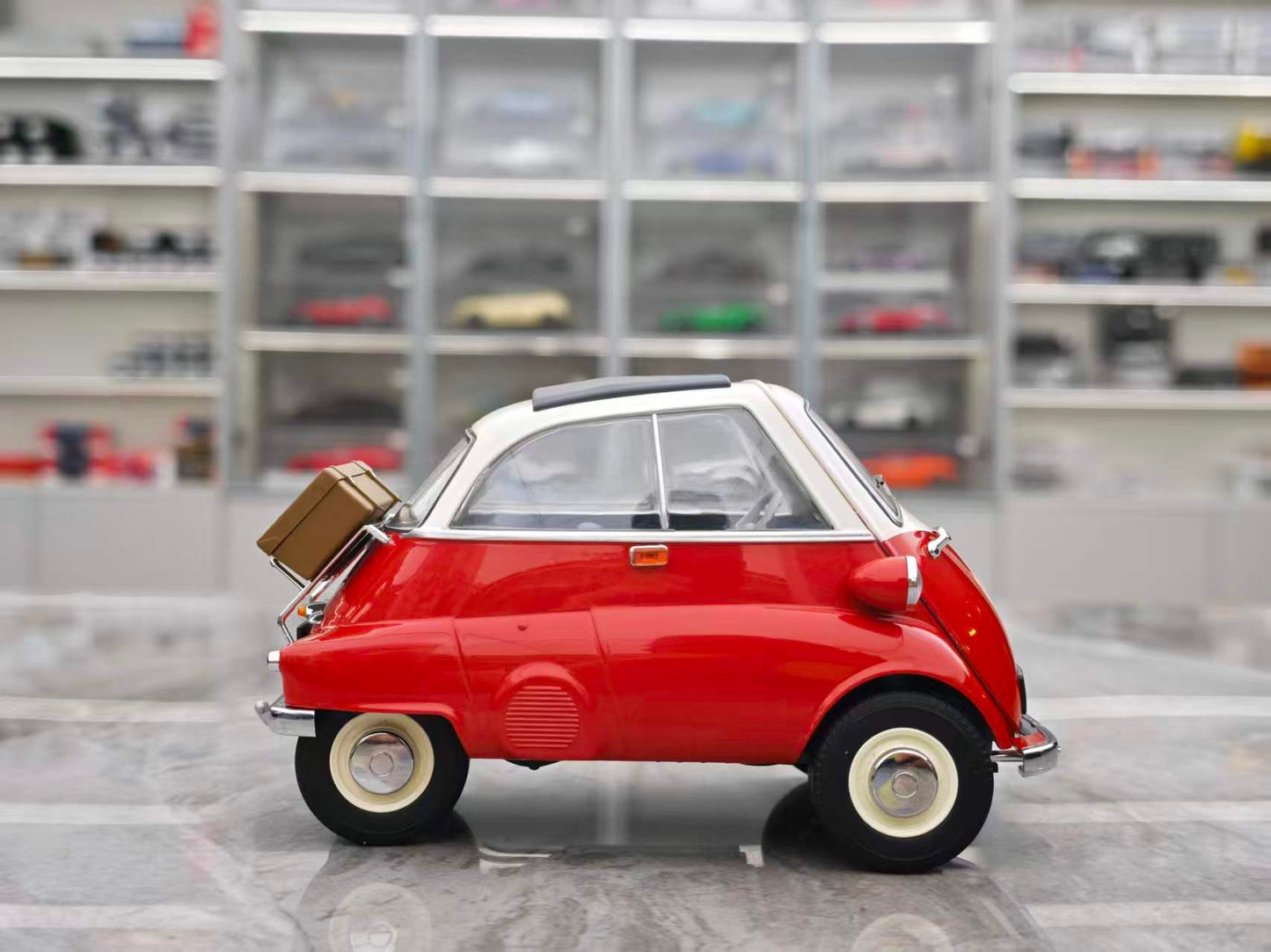 MINICHAMPS 1:18 BMW ISETTA -1955 Red 110024001
