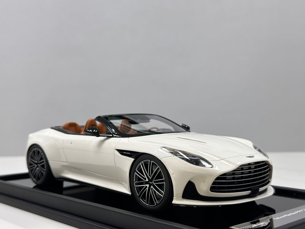 MOTORHELIX 1/18 Aston Martin DB12 Volante (Convertible) - Moonlight White - MH395