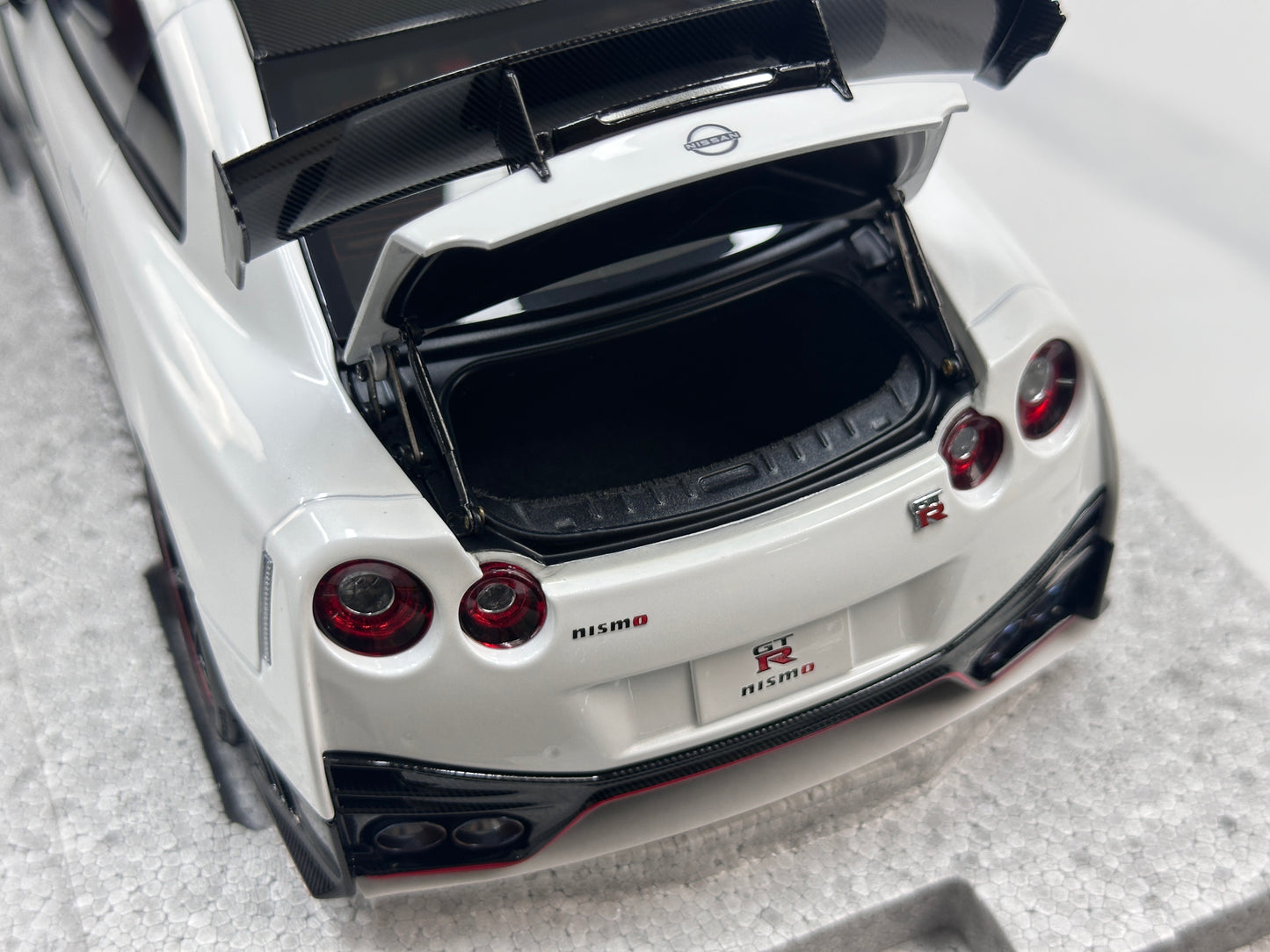 MOTORHELIX 1/18 Nissan GT-R NISMO (R35) Special Edition 2022 Brilliant Pearl White MH378
