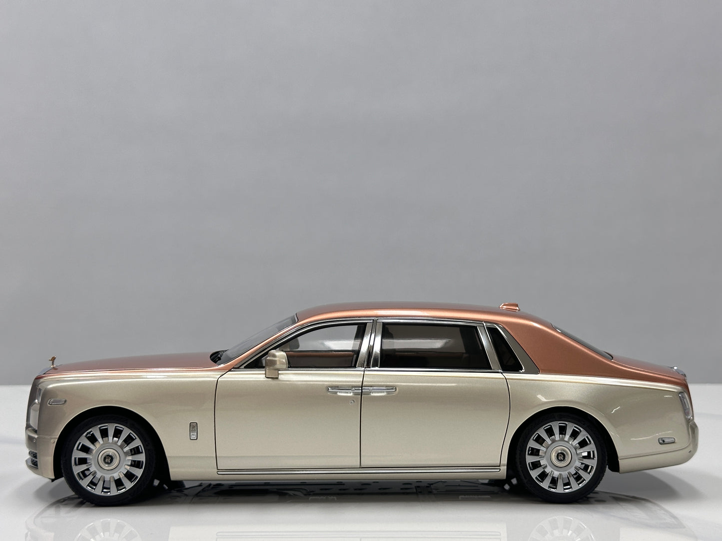 ZP 1/18 Rolls-Royce Phantom VIII Rose Gold/Champagne Gold ZP121