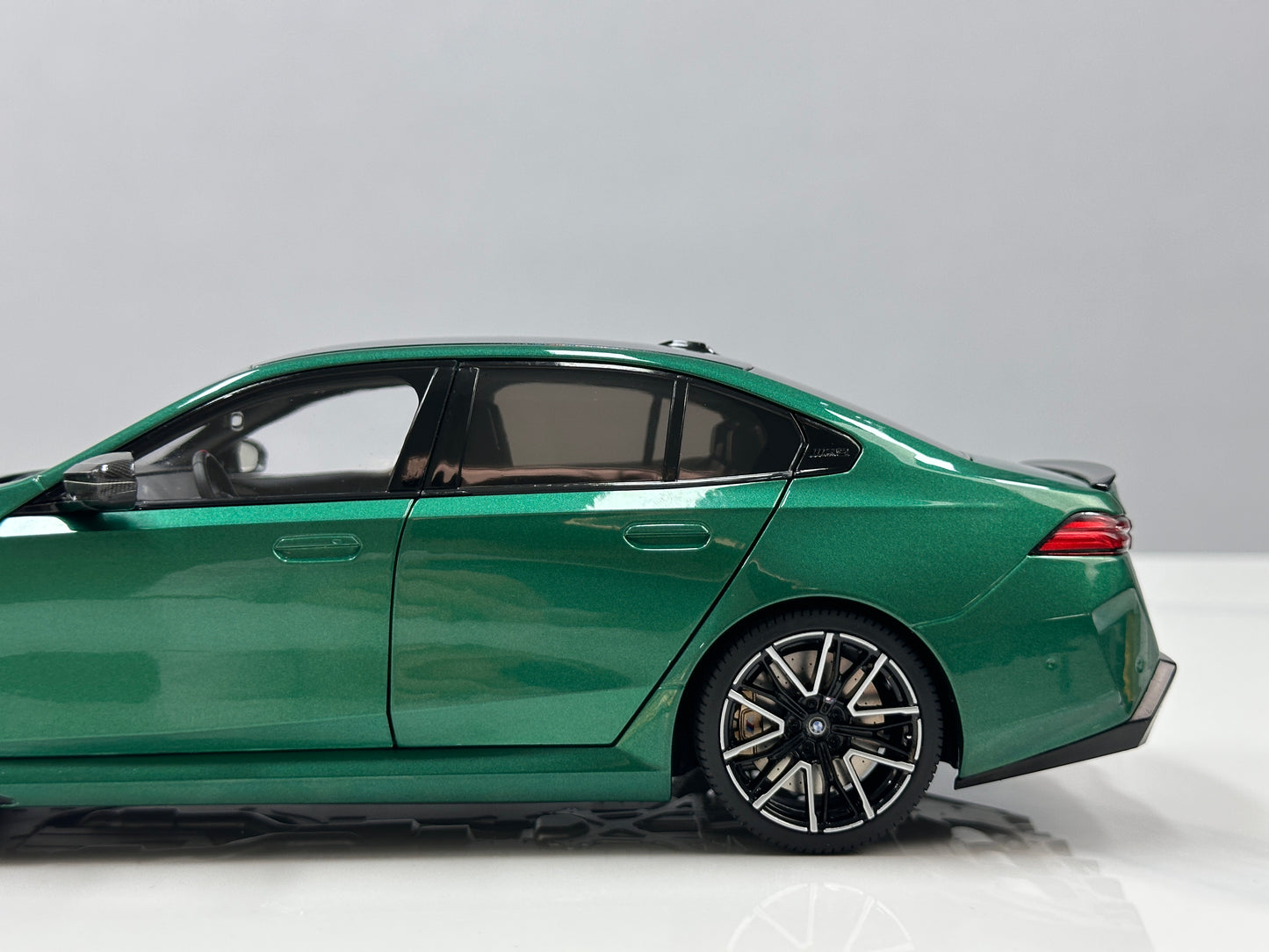 MINICHAMPS 1/18 BMW M5 (2024) Metallic Green 110023800