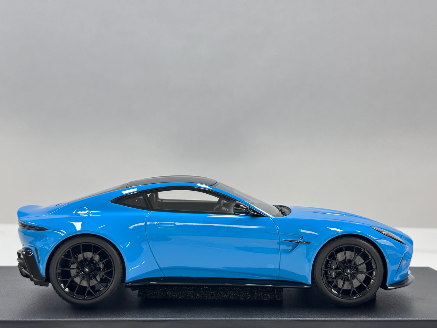 GT Spirit 1/18 Aston Martin Vantage Elwood Blue GT1008