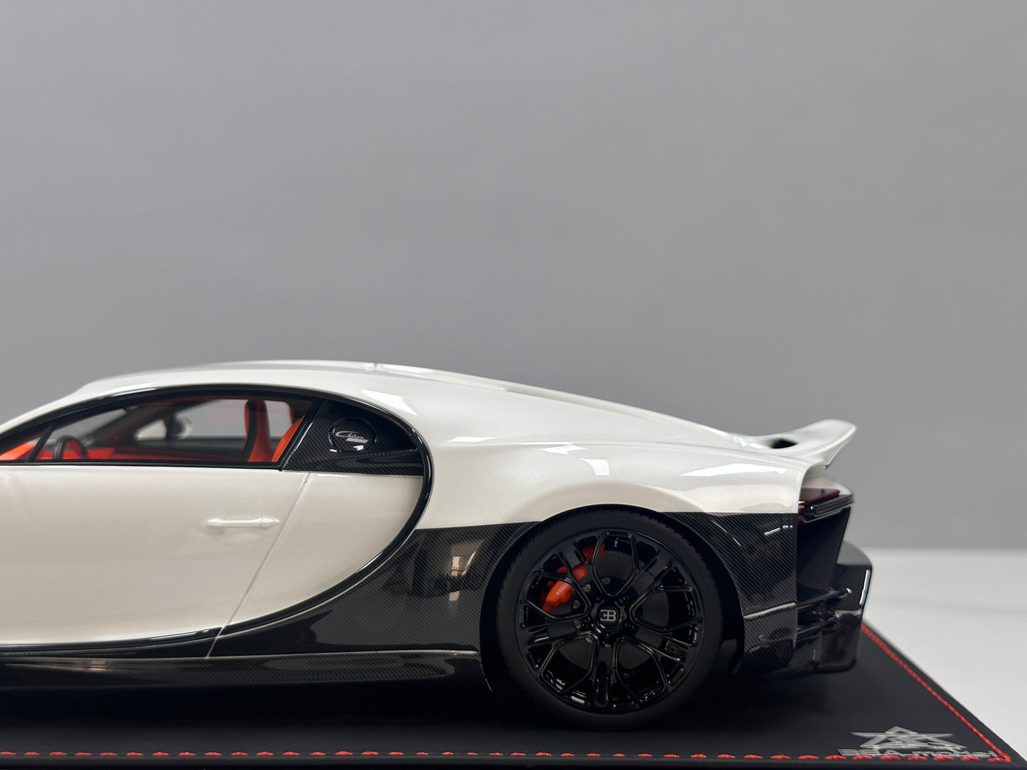 BBA MODEL 1/18 Bugatti Chiron Profiler Black and White Panda BBA072