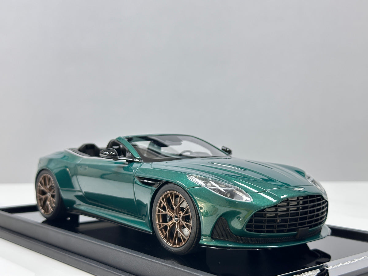 MOTORHELIX 1/18 Aston Martin DB12 Volante (Convertible) - Cinnabar Green - MH394