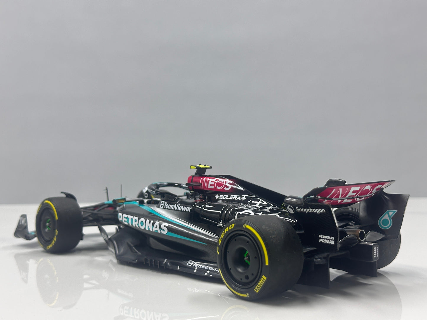 MINICHAMPS 1/18 Mercedes-AMG PETRONAS Formula One Team F1 W15 E Performance (Black & Green Livery) 110242444