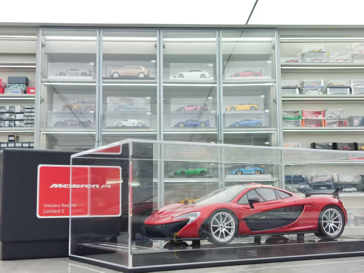 DINOMODEL 1/18 McLaren P1 Carbon Sole Volcano RED/SW DMP004