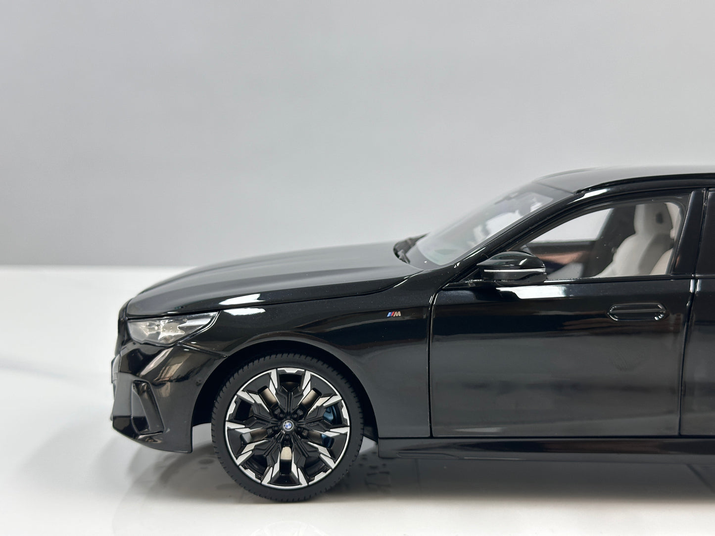MINICHAMPS 1/18 BMW i5 M60 Touring 2024 Metallic Black 110023602