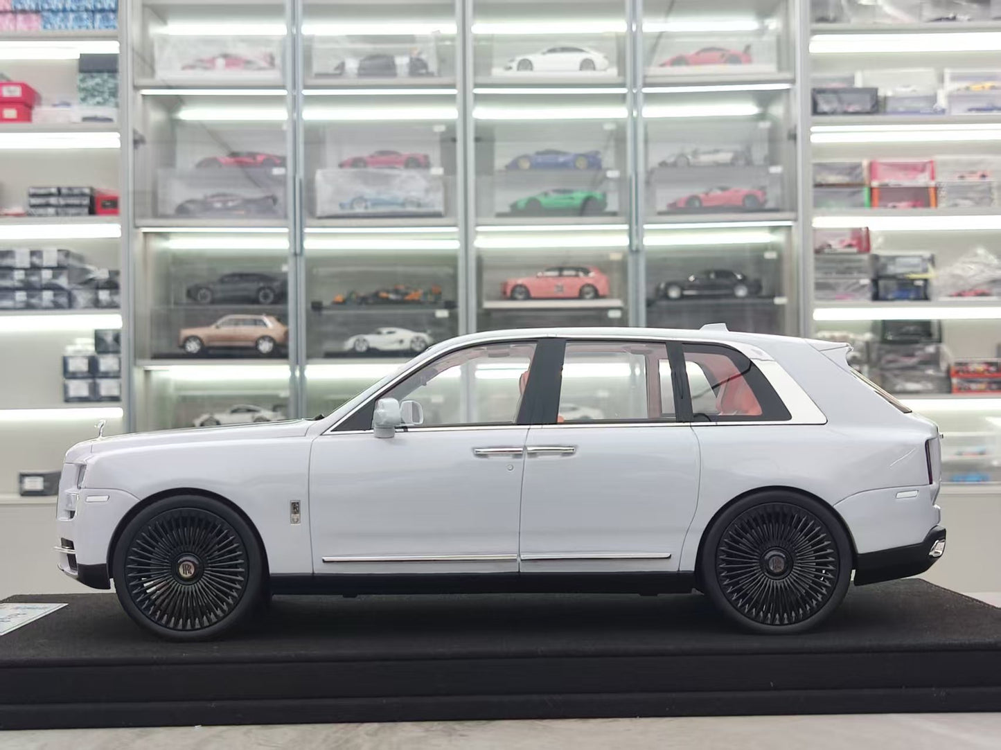 GL 1/18 Rolls-Royce Cullinan Grey JS-GL031