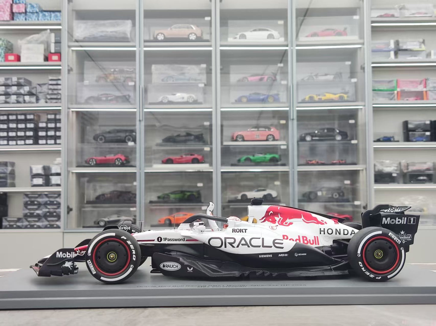 Spark 1/18 Oracle F1 RB21 2025 Japanese GP Winner #1 Verstappen White 18S1004
