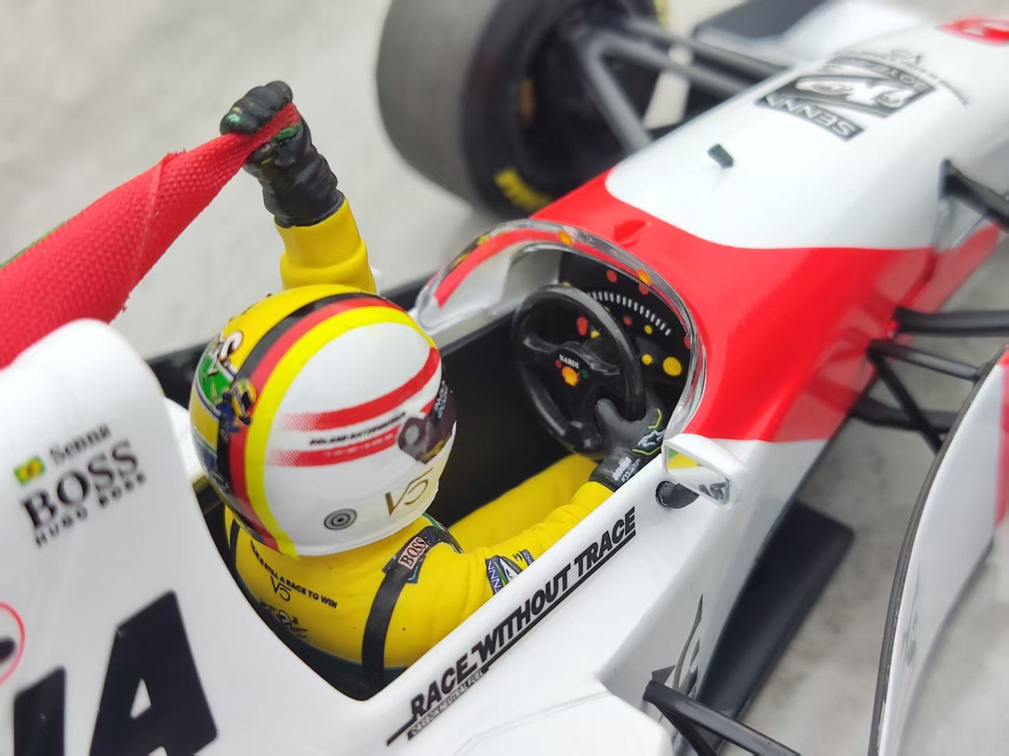 MINICHAMPS 1/18 McLaren FORD MP4/8 - SEBASTIAN VETTEL - Includes figure and flag, red and white livery 530931805