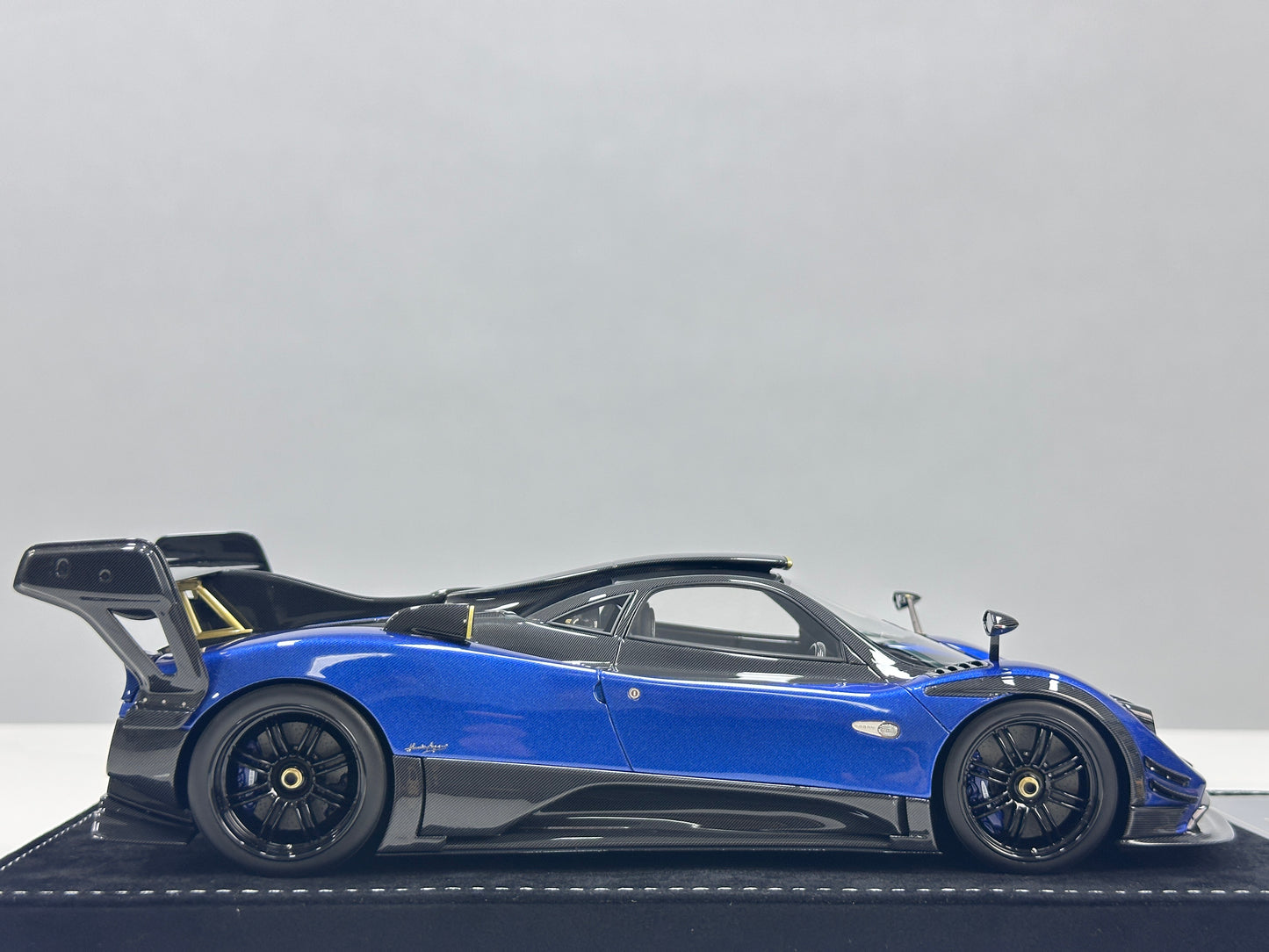 HH Model 1/18 Pagani Zonda Blue & Black Carbon Fiber HH675