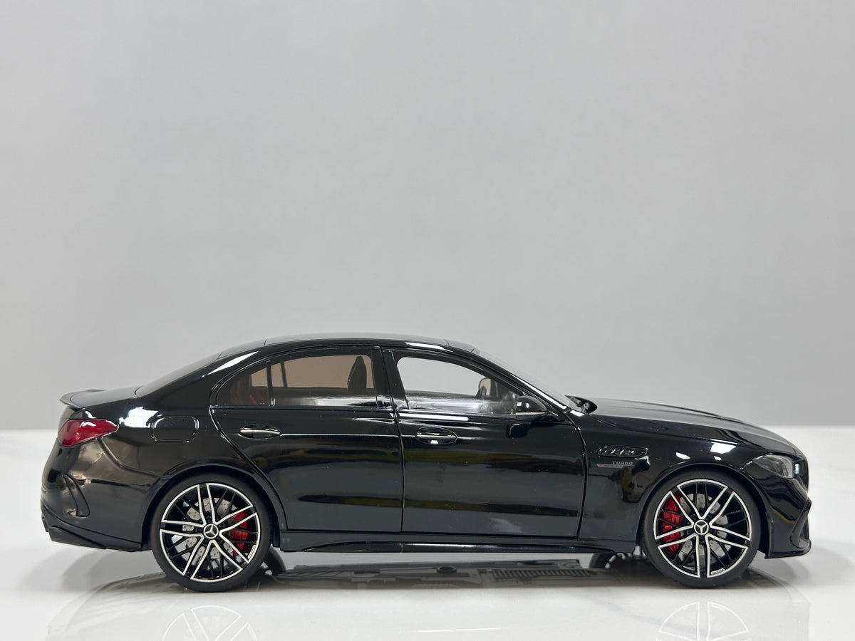 NZG 1/18 Mercedes-AMG C63 S E-Performance Gloss Black (111200050)