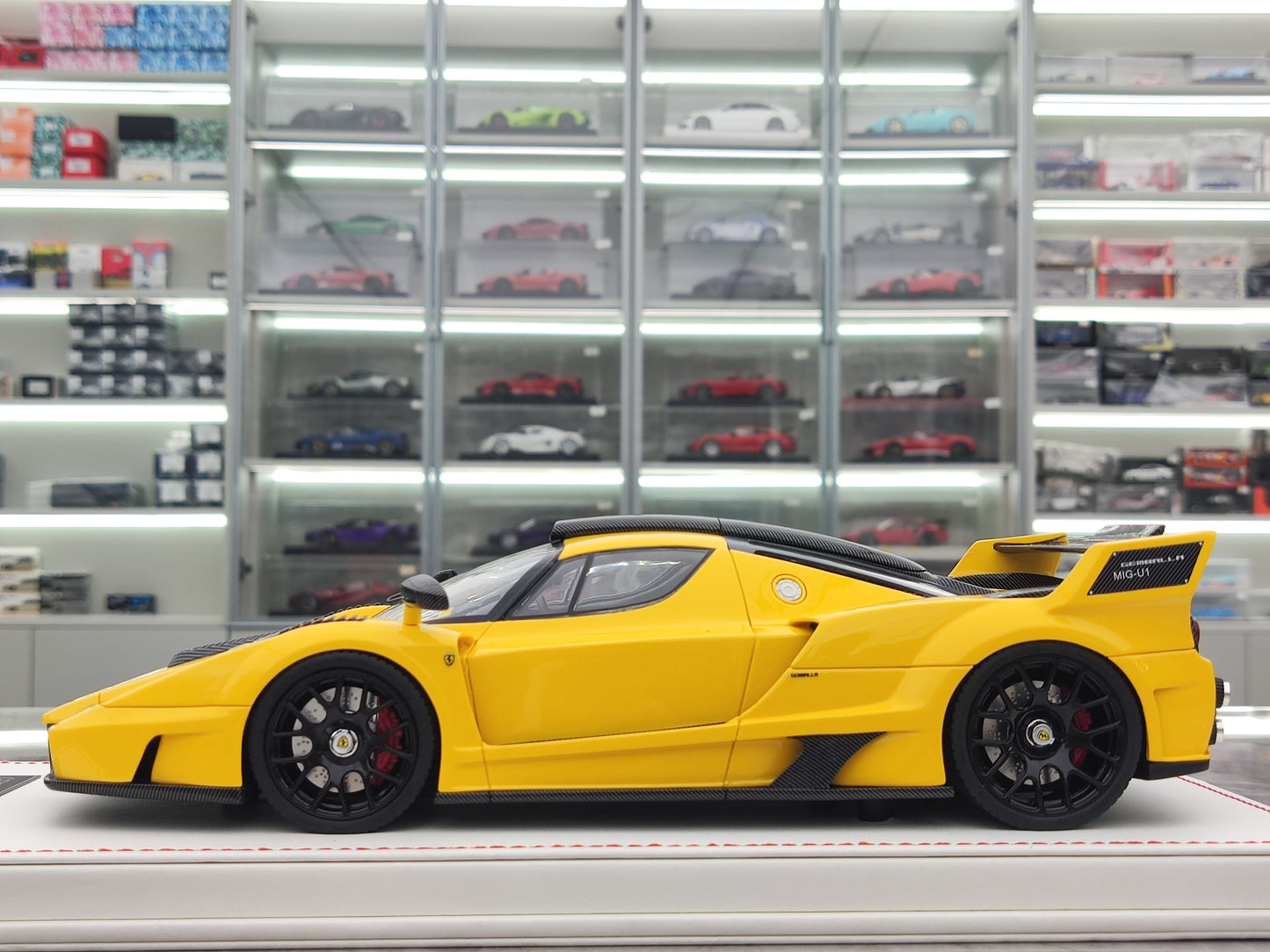 RUNNER 1/18 Ferrari Enzo Yellow Simulation Car Model JN-RNR042