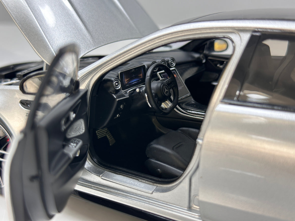 NZG 1/18 Mercedes-AMG C63 S E Performance – Tech Silver (111200055)