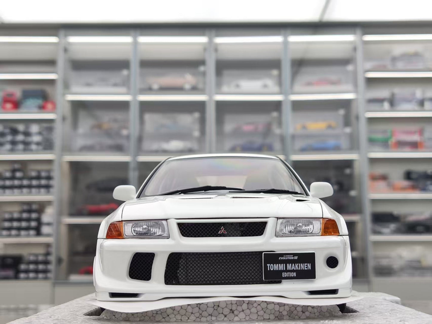 MOTORHELIX 1/18 Mitsubishi Lancer Evolution VI (6.5) Scottish White MH346