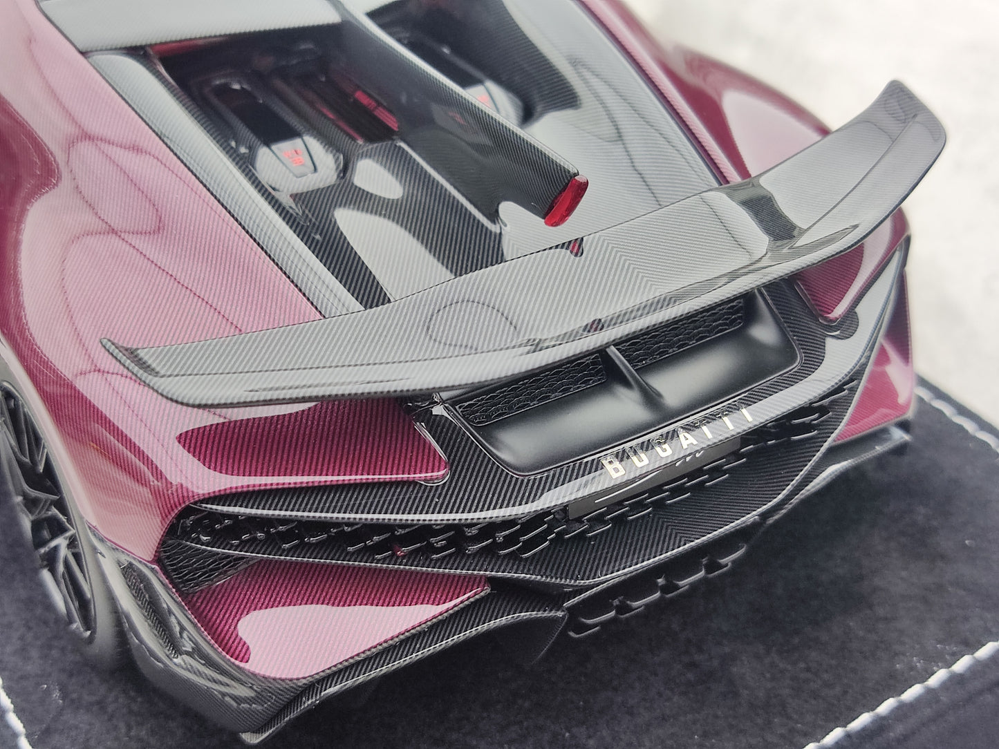 HH Model 1/18 Bugatti Divo, Red All Carbon Fiber HH515